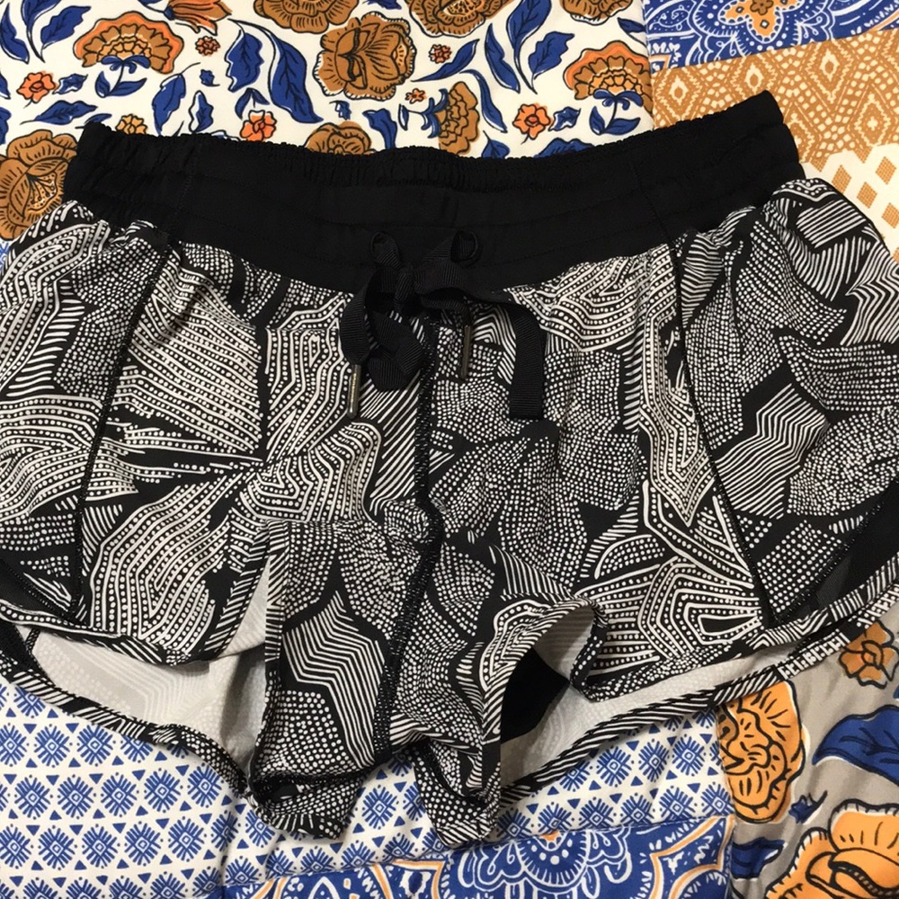 Lululemon hotty hot shorts size 8 regular length